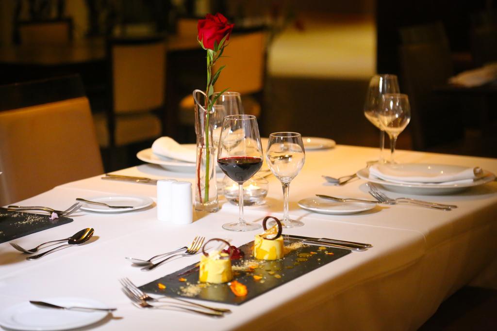 Mds Hotel Калама Екстер'єр фото A restaurant table set for fine dining